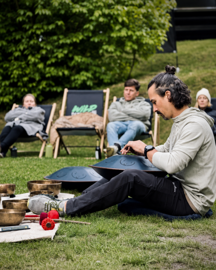 Marlon Blatz von Ganesha’s room spielt Handpan und Klanginstrumente bei einem Outdoor-Retreat von Jack Wolfskin.