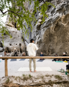 Outdoor-Yogastunde mit Marlon Blatz von Ganesha’s room vor einer beeindruckenden Felsenlandschaft bei einem Jack Wolfskin Event.