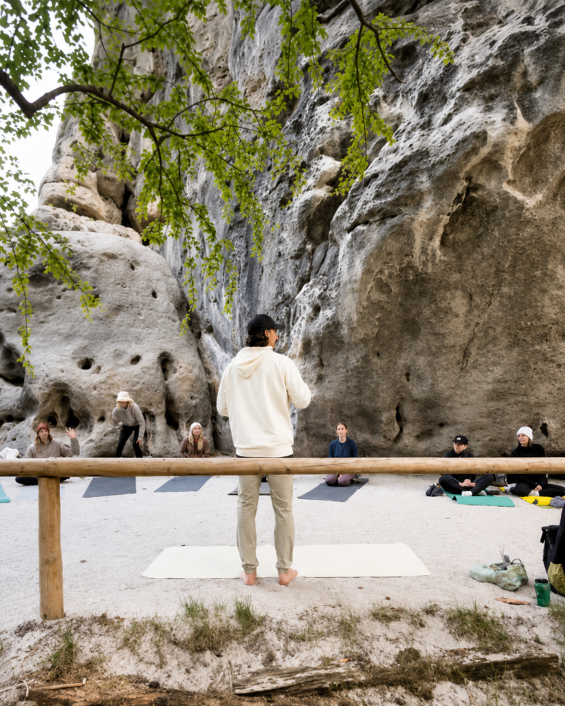 Outdoor-Yogastunde mit Marlon Blatz von Ganesha’s room vor einer beeindruckenden Felsenlandschaft bei einem Jack Wolfskin Event.