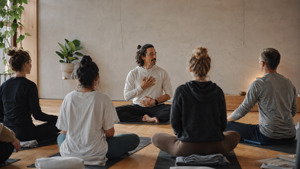 Ruhige Yogastunde im Ganesha’s room in Idstein mit achtsam angeleiteter Gruppenpraxis in warmer Studioatmosphäre.